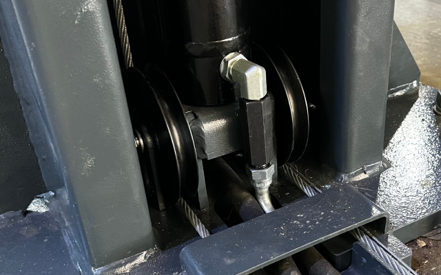 Безопасный подъем и опускание автомобиля