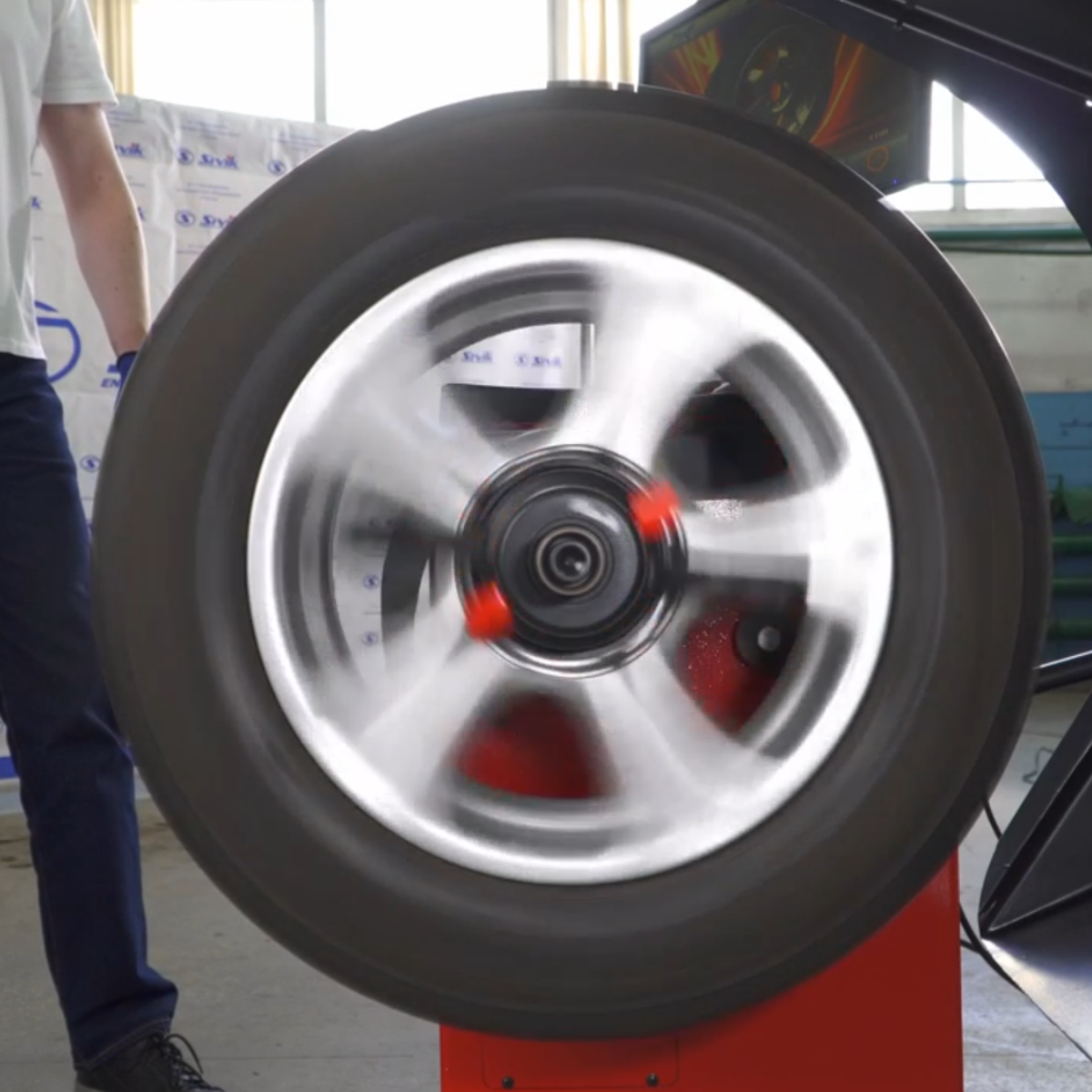 ЭФФЕКТИВЕН ПРИ РАБОТЕ С ЛИТЫМИ ДИСКАМИ