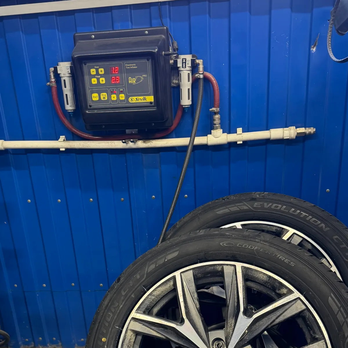 ПРЕДВАРИТЕЛЬНОЕ «ПЕРЕКАЧИВАНИЕ» ДО ЗАДАННОГО ПОВЫШЕННОГО ДАВЛЕНИЯ ДЛЯ ЛУЧШЕЙ ПОСАДКИ ШИНЫ НА ДИСК