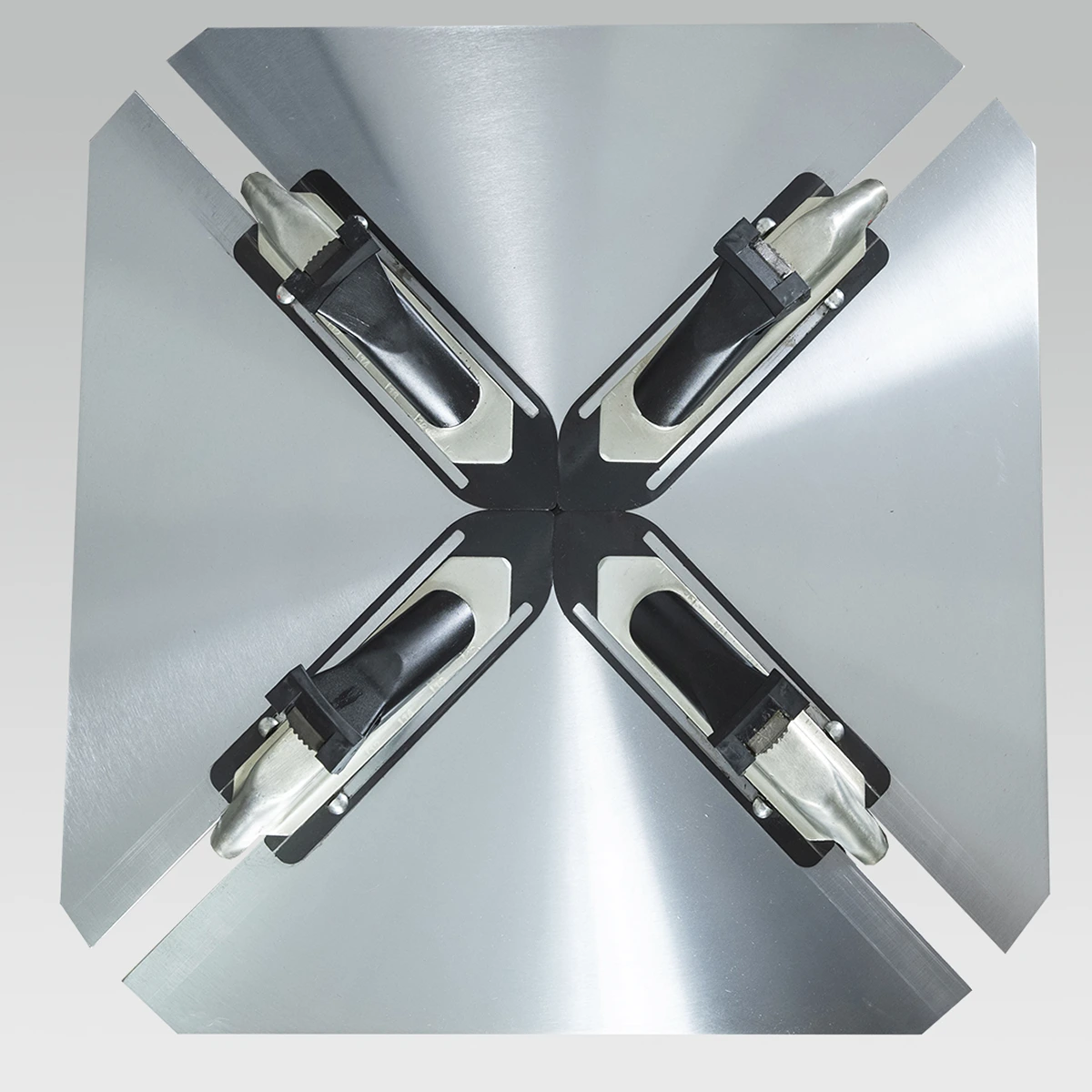 Увеличенный размер рабочего стола обеспечивает 100%-й охват ходовых колес